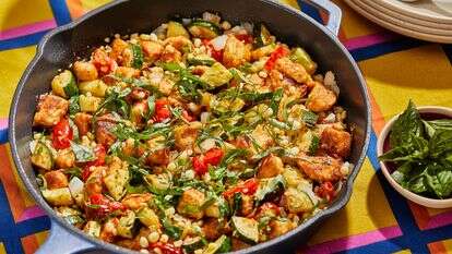 עוף במחבת עם ירקות קיץ | טום מקורקל עבור הוושינגטון פוסט; עיצוב אוכל מאת ג'ינה ניסטיקו עבור הוושינגטון פוסט