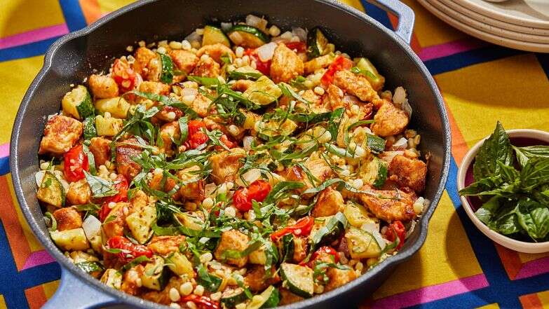 עוף במחבת עם ירקות קיץ | טום מקורקל עבור הוושינגטון פוסט; עיצוב אוכל מאת ג'ינה ניסטיקו עבור הוושינגטון פוסט