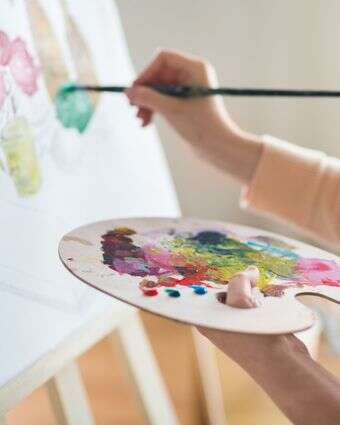 פעילויות יצירתיות כמו נגינה, ריקוד, ציור עשויות להאט את קצב הזדקנות המוח | שאטרסטוק