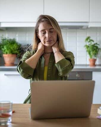 נתונים מצביעים על כך שנשים נוטות לפתח מצבי כאב כרוניים בשיעור גבוה יותר מגברים | שאטרסטוק