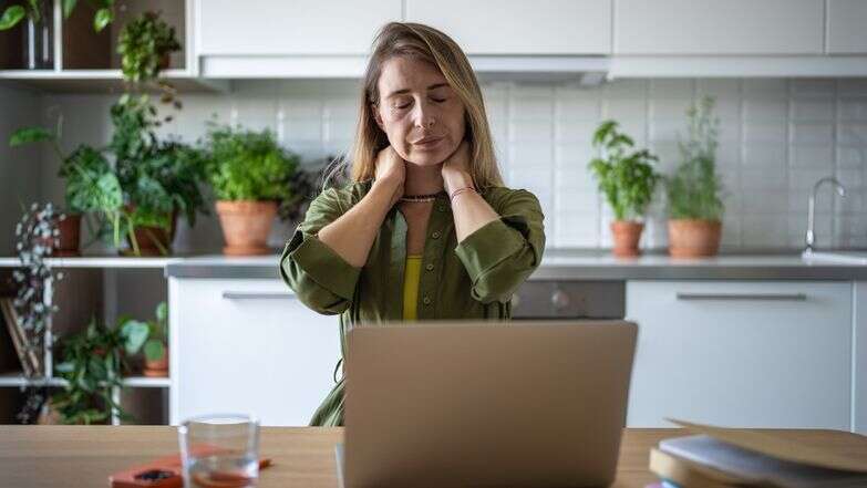 נתונים מצביעים על כך שנשים נוטות לפתח מצבי כאב כרוניים בשיעור גבוה יותר מגברים | שאטרסטוק