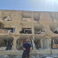 יהודה בצלאל על רקע ההריסות בדימונה | אלישיב רייכנר