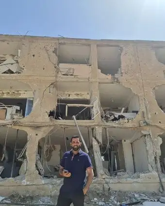 יהודה בצלאל על רקע ההריסות בדימונה | אלישיב רייכנר