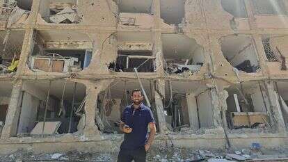 יהודה בצלאל על רקע ההריסות בדימונה | אלישיב רייכנר