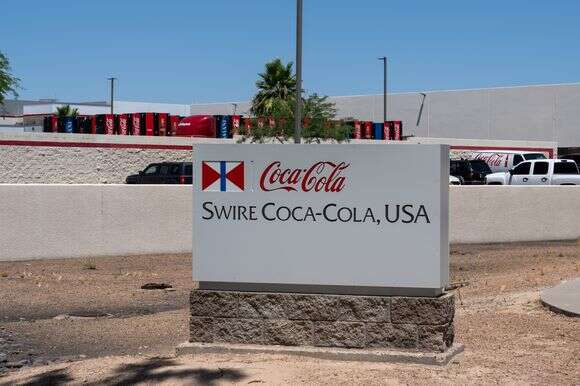 הלוחמה הכלכלית הגדול בהיסטוריה. מפעל קוקה־קולה באריזונה | שאטרסטוק
