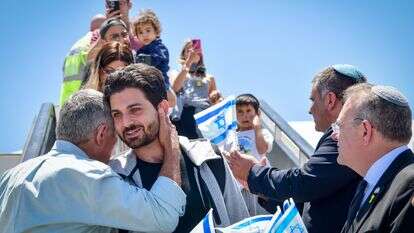 עולים מצרפת מגיעים לנתב"ג, ינואר .2023 למצולמים אין קשר לכתבה | אבשלום ששוני, פלאש 90