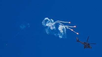 מסוק צה"לי יורה מעל גבול ישראל עם לבנון | אייל מרגולין, פלאש 90