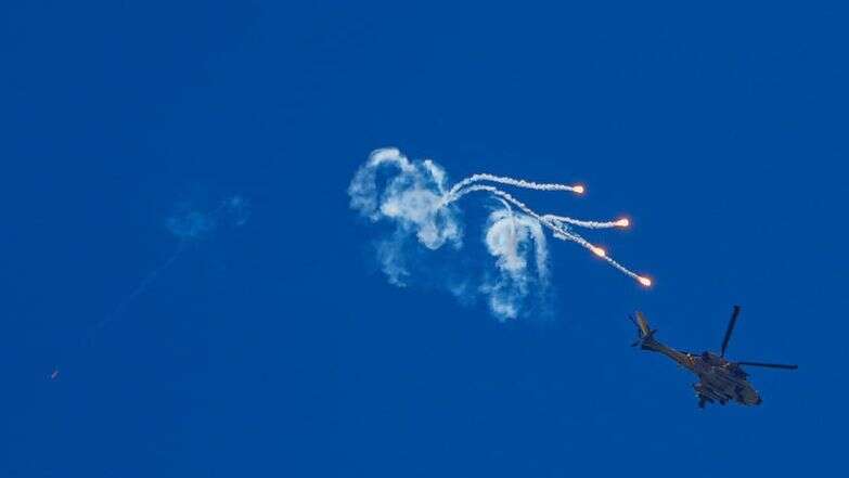 מסוק צה"לי יורה מעל גבול ישראל עם לבנון | אייל מרגולין, פלאש 90