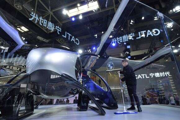 תערוכת הרכב בבייג'ינג, סין, היום | A cleaner works near a flying vehicle prototype from Chinese battery giant CATL during Auto China 2026 in Beijing, Saturday, April 25, 2026. (AP Photo/Ng Han Guan)
