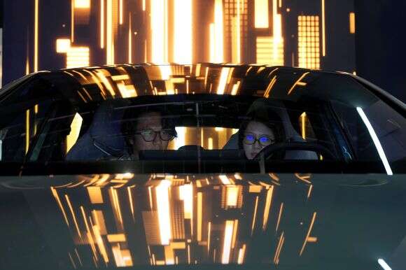 תערוכת הרכב בבייג'ינג, סין, היום | Visitors take a closer look at the latest car during Auto China 2026 in Beijing, Saturday, April 25, 2026. (AP Photo/Ng Han Guan)