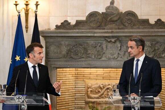 ראש ממשלת יוון קיריאקוס מיטסוטקיס, מימין, ונשיא צרפת עמנואל מקרון | AP