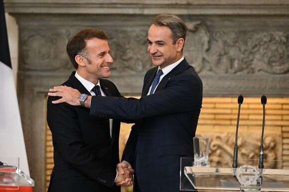 ראש ממשלת יוון קיריאקוס מיטסוטקיס, מימין, לוחץ את ידו של נשיא צרפת עמנואל מקרון לאחר מסיבת עיתונאים באחוזת מקסימוס באתונה, יוון, שבת, 25 באפריל 2026 | AP