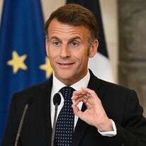 Bשיא צרפת עמנואל מקרון נואם במהלך מסיבת עיתונאים עם ראש ממשלת יוון קיריאקוס מיטסוטקיס באחוזת מקסימוס באתונה, יוון, יום שבת, 25 באפריל 2026 | AP