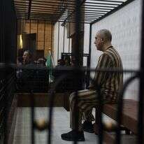 עאטף נג'יב, ראש ענף הביטחון המדיני לשעבר באזור דרעא בתקופת שלטונו של בשאר אסד, יושב בכלוב הנאשמים במהלך ישיבת משפט בארמון המשפט בדמשק, סוריה | AP Photo/Ghaith Alsayed