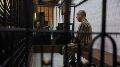 עאטף נג'יב, ראש ענף הביטחון המדיני לשעבר באזור דרעא בתקופת שלטונו של בשאר אסד, יושב בכלוב הנאשמים במהלך ישיבת משפט בארמון המשפט בדמשק, סוריה | AP Photo/Ghaith Alsayed