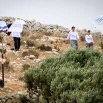 מניפים דגלי ישראל בהר עיבל | Nasser Ishtayeh/Flash90