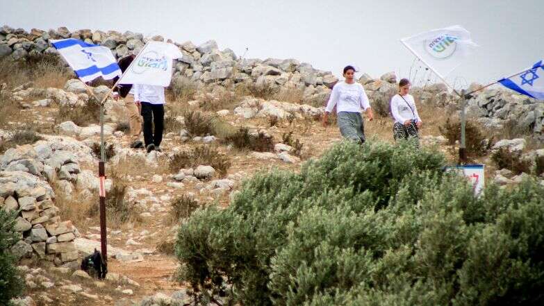 מניפים דגלי ישראל בהר עיבל | Nasser Ishtayeh/Flash90