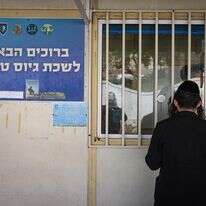 חרדי בכניסה ללשכת הגיוס בטבריה | דוד כהן, פלאש 90