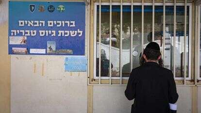 חרדי בכניסה ללשכת הגיוס בטבריה | דוד כהן, פלאש 90