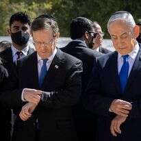 רה"מ נתניהו והנשיא הרצוג מציצים בשעונם בטקס יום השואה ביד ושם בירושלים, ה'תשפ"ו | אורן בן חקון, פול