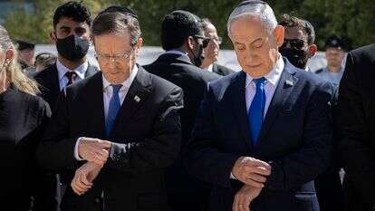 רה"מ נתניהו והנשיא הרצוג מציצים בשעונם בטקס יום השואה ביד ושם בירושלים, ה'תשפ"ו | אורן בן חקון, פול