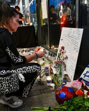 מדליקים נרות לזכרו של ימנו זלקה ז"ל, במקום בו נרצח | אבשלום ששוני, פלאש 90