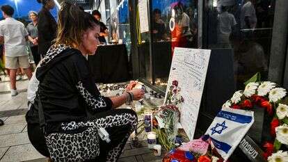 מדליקים נרות לזכרו של ימנו זלקה ז"ל, במקום בו נרצח | אבשלום ששוני, פלאש 90