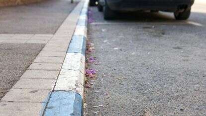 מדרכת חנייה כחול לבן | שאטרסטוק