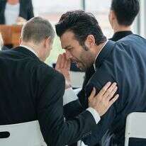 אם מטרת דבר הגנות על אדם נועדה כדי למנוע מאחרים ללמוד ממעשיו - מצווה לספר את הדברים | שאטרסטוק