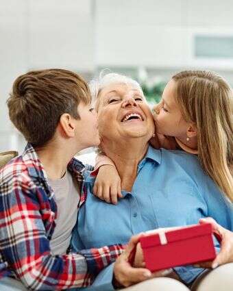 סבתא ונכדים | שאטרסטוק