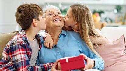 סבתא ונכדים | שאטרסטוק