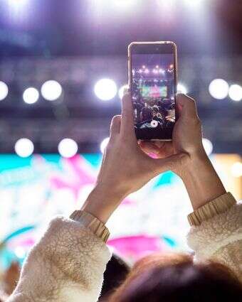 מתעדים שהם חיים | שאטרסטוק