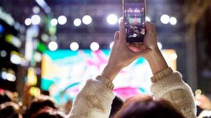 מתעדים שהם חיים | שאטרסטוק