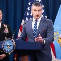 שר המלחמה האמריקני פיט הגסת', לצד מפקד CENTCOM, בראד קופר | AFP
