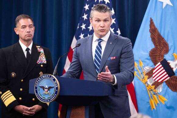 שר המלחמה האמריקני פיט הגסת', לצד מפקד CENTCOM, בראד קופר | AFP