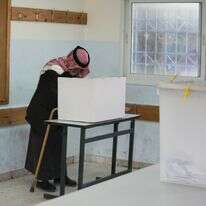 גבר פלסטיני מצביע בבחירות המקומיות | (AP Photo/Mahmoud Illean