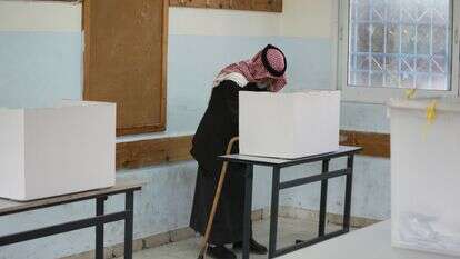 גבר פלסטיני מצביע בבחירות המקומיות | (AP Photo/Mahmoud Illean