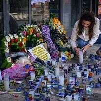 מדליקים נרות מחוץ לסניף פיצה האט בפתח תקווה, לזכרו של העובד ימנו בנימין זלקה ז"ל, במקום בו נרצח | People gather outside a Pizza Hut branch in Petah Tikva, lighting candles and placing flowers in memory of employee Yemanu Binyamin Zalka, who was stabbed and later died of his wounds on the eve of Independence Day, April 27, 2026. Photo by Avshalom Sassoni/Flash90 *** Local Caption *** אירוע
אבל
הנצחה
זיכרון
יום העצמאות
פתח תקווה
פרחים
נרות
פיצה האט
ישראל
דקירה
פשע
ציבור
ימנו בנימין זלקה