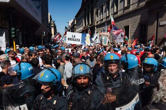 מתחים בין הבריגדה היהודית למפגינים פרו פלסטינים במהלך המצעד לציון יום השחרור של איטליה כחלק מחגיגות ה-25 באפריל במילאנו, איטליה | Getty Images