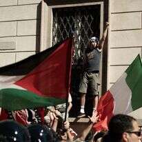 מתחים בין הבריגדה היהודית למפגינים פרו פלסטינים במהלך המצעד לציון יום השחרור של איטליה כחלק מחגיגות ה-25 באפריל במילאנו, איטליה | Getty Images