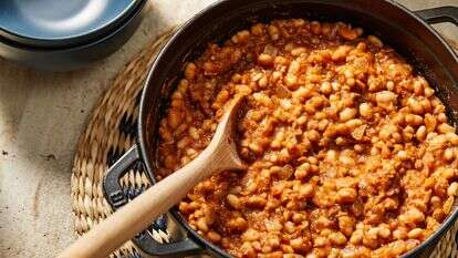 תבשיל שעועית עם תמרים – מתכון קל בסיר אחד | The Washington Post by Tom McCorkle; food styling for The Washington Post by Gina Nistico
