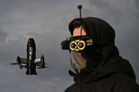 עובד של חברת SkyFall האוקראינית מבצע טיסת ניסוי עם רחפן יירוט P1-Sun במיקום לא ידוע באוקראינה | AFP עובד של חברת SkyFall האוקראינית מבצע טיסת ניסוי עם רחפן יירוט P1-Sun במיקום לא ידוע באוקראינה | AFP