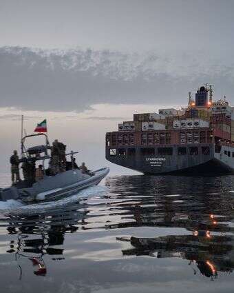 סירת מנוע של משמרות המהפכה (IRGC) מתקרבת לאוניית המטען אפמינונדס במהלך מה שתקשורת המדינה תיארה כתפיסת אחת משתי כלי שיט שהואשמו בהפרות במצרי הורמוז, 21 באפריל 2026. | Meysam Mirzadeh/Tasnim News Agency via AP סירת מנוע של משמרות המהפכה (IRGC) מתקרבת לאוניית המטען אפמינונדס במהלך מה שתקשורת המדינה תיארה כתפיסת אחת משתי כלי שיט שהואשמו בהפרות במצרי הורמוז, 21 באפריל 2026. | Meysam Mirzadeh/Tasnim News Agency via AP
