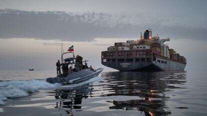 סירת מנוע של משמרות המהפכה (IRGC) מתקרבת לאוניית המטען אפמינונדס במהלך מה שתקשורת המדינה תיארה כתפיסת אחת משתי כלי שיט שהואשמו בהפרות במצרי הורמוז, 21 באפריל 2026. | Meysam Mirzadeh/Tasnim News Agency via AP סירת מנוע של משמרות המהפכה (IRGC) מתקרבת לאוניית המטען אפמינונדס במהלך מה שתקשורת המדינה תיארה כתפיסת אחת משתי כלי שיט שהואשמו בהפרות במצרי הורמוז, 21 באפריל 2026. | Meysam Mirzadeh/Tasnim News Agency via AP