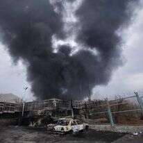 נן עשן סמיך עולה ממתקן אחסון נפט שנפגע מתקיפה אמריקאית-ישראלית בטהרן, איראן, 8 במרץ 2026 | AP Photo/Vahid Salemi