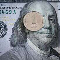 מטבע השקל, על רקע שטר הדולר | נתי שוחט, פלאש 90