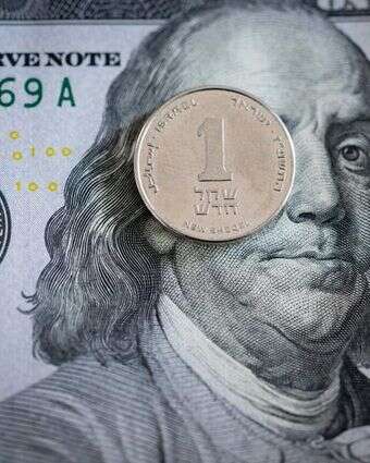 מטבע השקל, על רקע שטר הדולר | נתי שוחט, פלאש 90