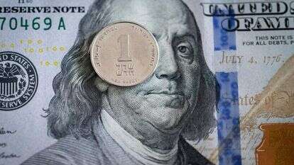 מטבע השקל, על רקע שטר הדולר | נתי שוחט, פלאש 90