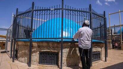 יהודי מתפלל מחוץ לקבר הרשב"י במירון | דוד כהן, פלאש 90