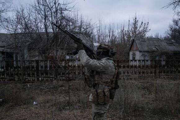 חייל אוקראיני צד רחפנים | AP